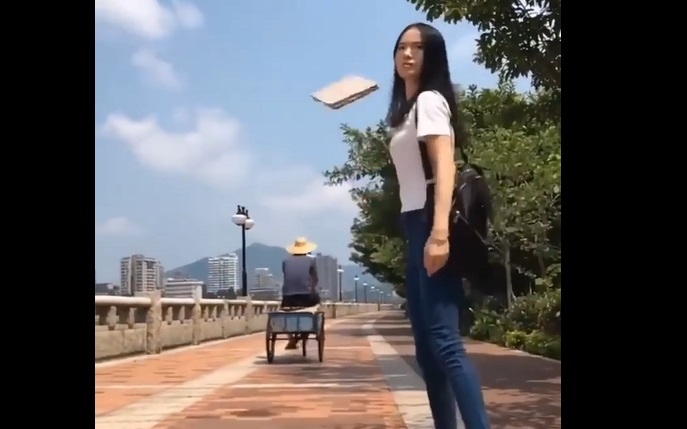 Video: Cô gái siêu phàm xinh đẹp trổ tài quăng đồ chính xác như thần